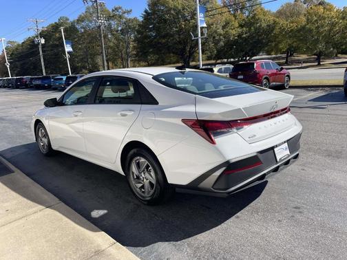 2024 Hyundai ELANTRA SE