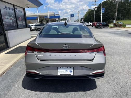 2023 Hyundai ELANTRA SE