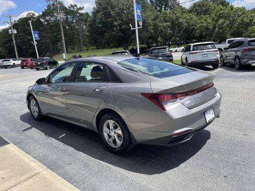 2023 Hyundai ELANTRA SE