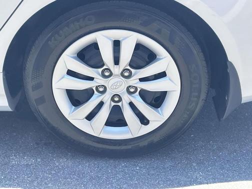 Radiant Silver Metallic 2013 Hyundai SONATA GLS