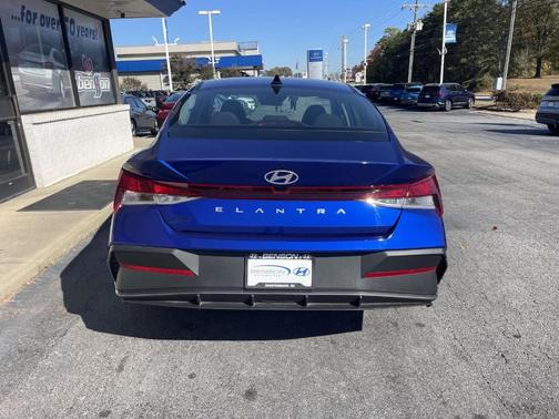 2024 Hyundai ELANTRA SE