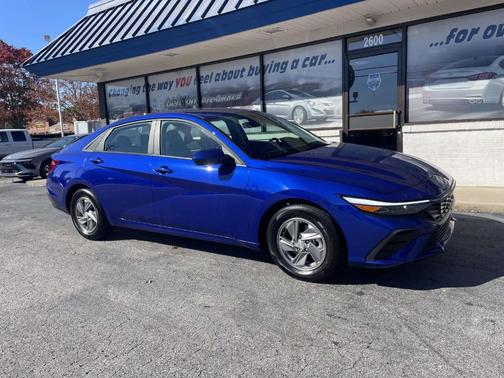 2024 Hyundai ELANTRA SE