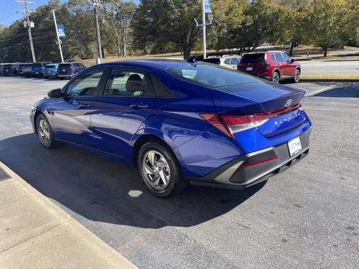 2024 Hyundai ELANTRA SE