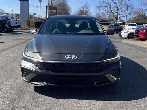 2024 Hyundai ELANTRA SE
