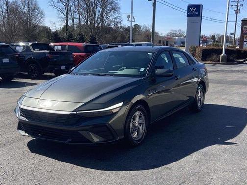 2024 Hyundai ELANTRA SE