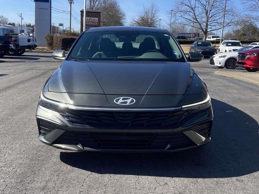 2024 Hyundai ELANTRA SE