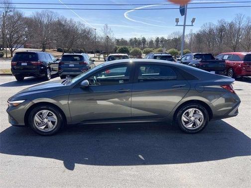 2024 Hyundai ELANTRA SE