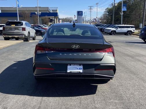 2024 Hyundai ELANTRA SE