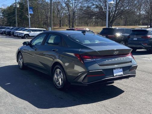 2024 Hyundai ELANTRA SE