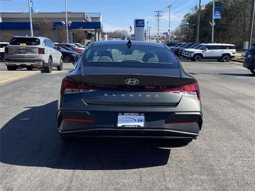 2024 Hyundai ELANTRA SE
