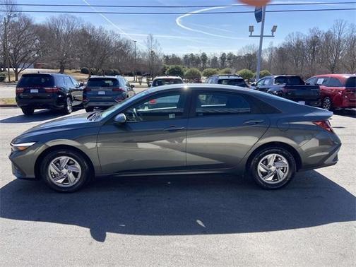 2024 Hyundai ELANTRA SE