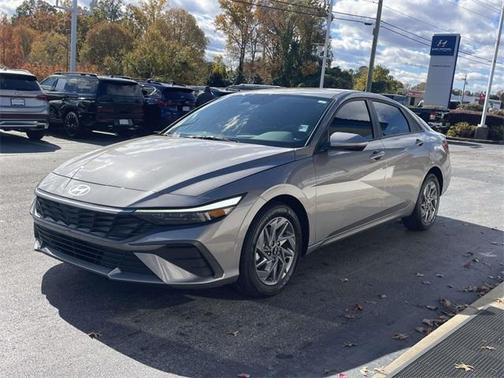 2024 Hyundai ELANTRA SEL