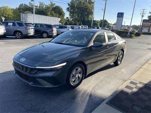 2024 Hyundai ELANTRA SE
