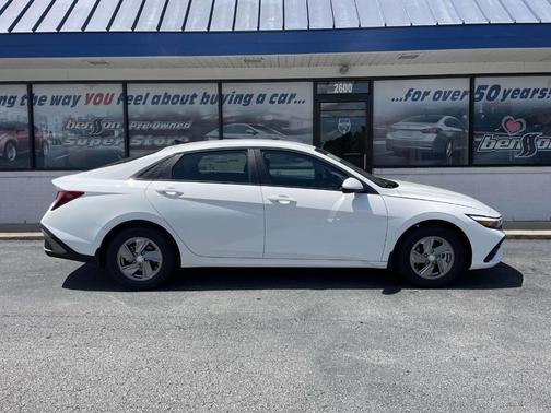 2025 Hyundai ELANTRA SE