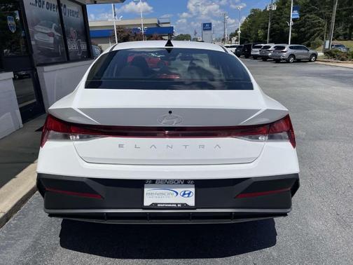 2025 Hyundai ELANTRA SE