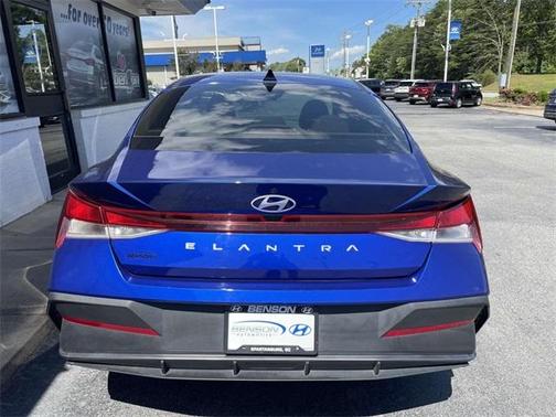 2024 Hyundai ELANTRA SE