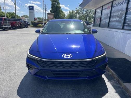 2024 Hyundai ELANTRA SE