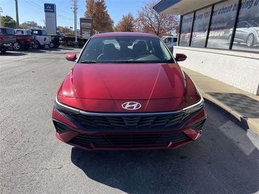 2024 Hyundai ELANTRA SE