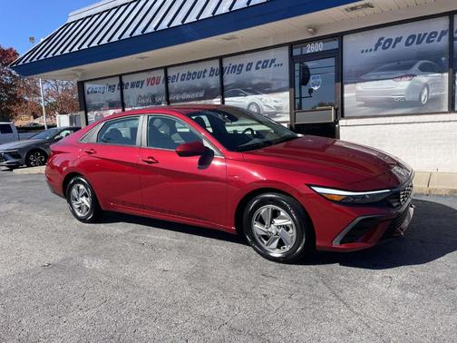 2024 Hyundai ELANTRA SE