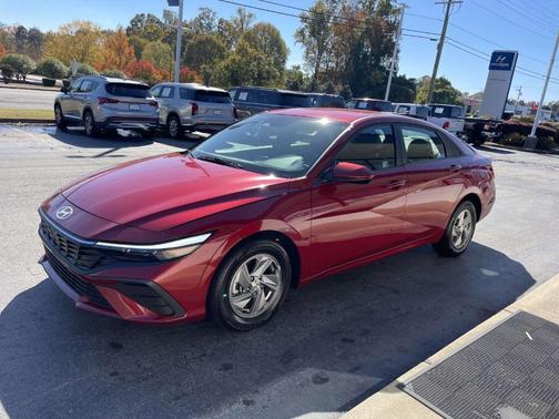 2024 Hyundai ELANTRA SE
