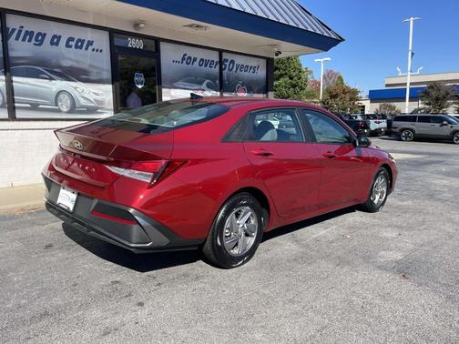 2024 Hyundai ELANTRA SE