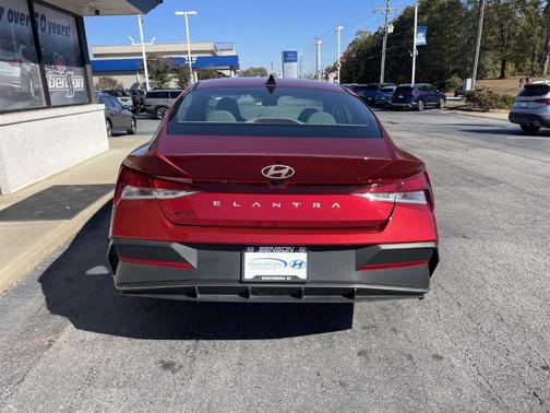 2024 Hyundai ELANTRA SE