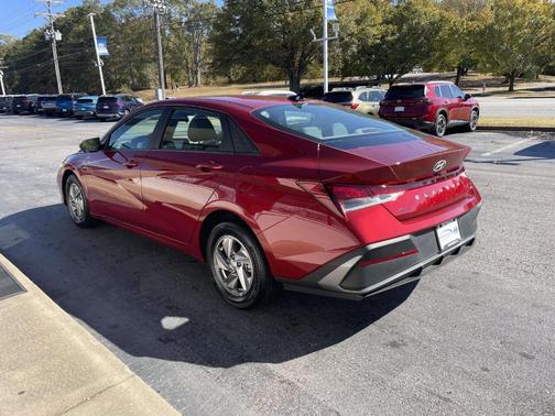 2024 Hyundai ELANTRA SE