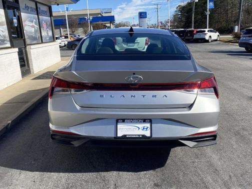 2023 Hyundai ELANTRA SE