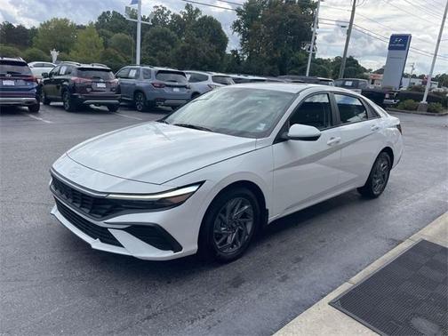 2024 Hyundai ELANTRA SEL