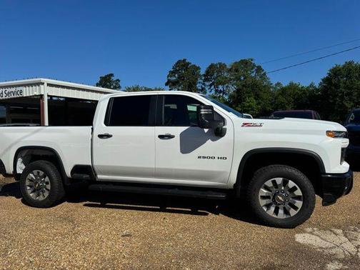 Summit White 2026 Chevrolet Silverado 2500 Custom