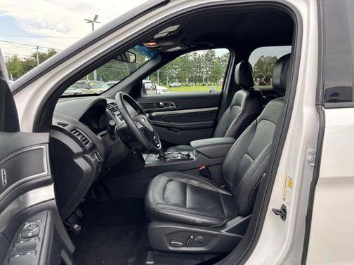 White Platinum 2018 Ford Explorer XLT