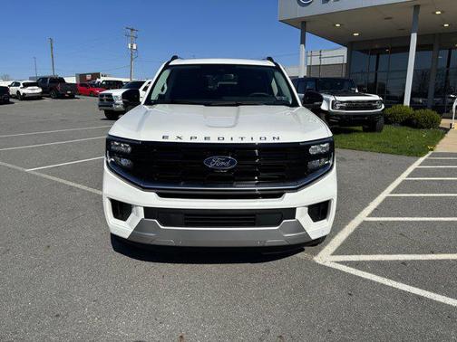 Star White Metallic Tri-Coat 2026 Ford Expedition Max Platinum