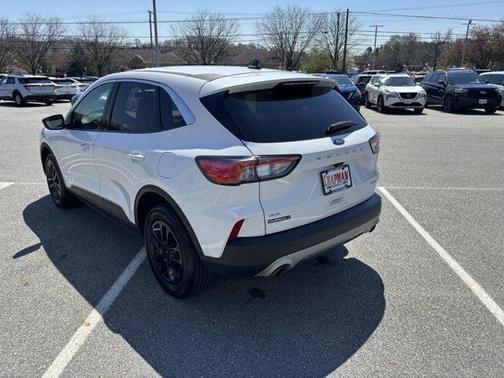 Oxford White 2022 Ford Escape SE