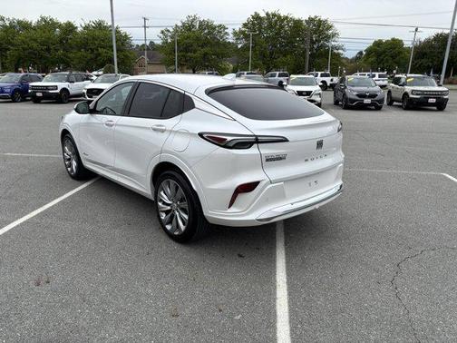 White Frost Tricoat 2026 Buick Envista Avenir FWD