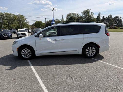 Bright White Clearcoat 2019 Chrysler Pacifica Touring L