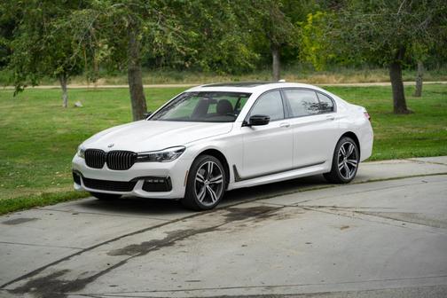 2019 BMW 740 i