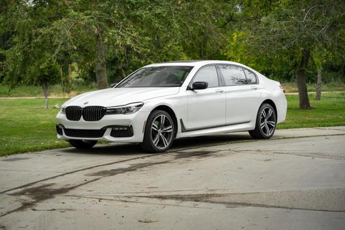 2019 BMW 740 i