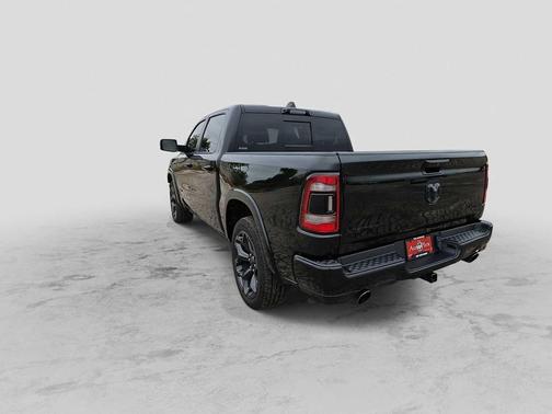 Diamond Black Crystal Pearlcoat 2022 RAM 1500 Limited