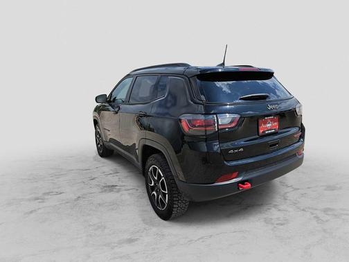 Diamond Black Crystal Pearlcoat 2025 Jeep Compass Trailhawk