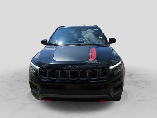 Diamond Black Crystal Pearlcoat 2025 Jeep Compass Trailhawk