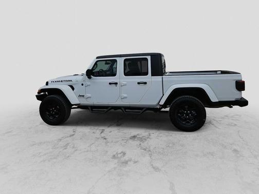 Bright White Clearcoat 2023 Jeep Gladiator Texas Trail