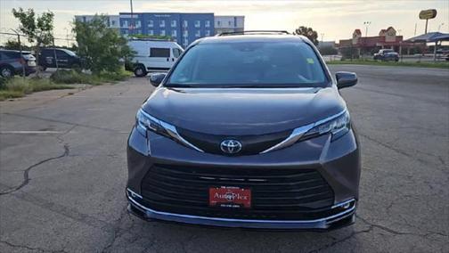 2022 Toyota Sienna XLE 8 Passenger
