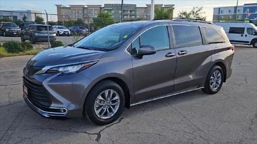 2022 Toyota Sienna XLE 8 Passenger