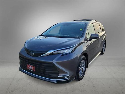 2022 Toyota Sienna XLE 8 Passenger
