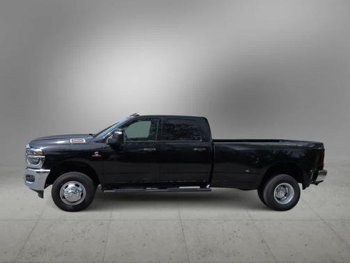 Diamond Black Crystal Pearlcoat 2026 RAM 3500 Tradesman 4x4 Crew Cab 8 Box
