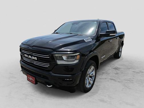 Diamond Black Crystal Pearlcoat 2021 RAM 1500 Laramie