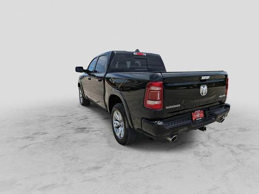 Diamond Black Crystal Pearlcoat 2021 RAM 1500 Laramie