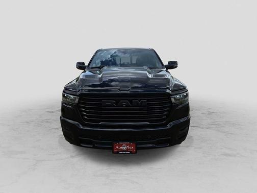 Diamond Black Crystal Pearlcoat 2026 RAM 1500 Laramie