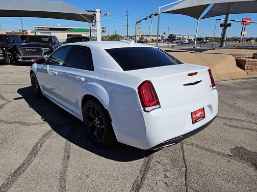 2022 Chrysler 300 Touring