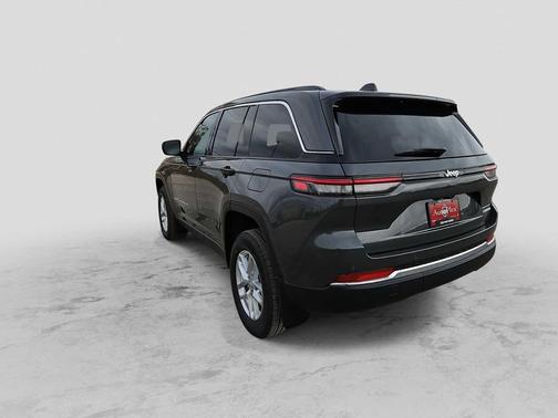 Baltic Gray Metallic Clearcoat 2026 Jeep Grand Cherokee Laredo